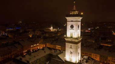 lviv şehir merkezinin karla kaplı olduğu gecenin hava görüntüsü