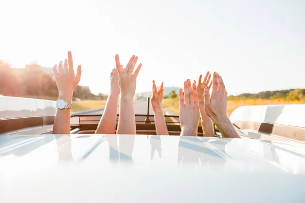 Vara Fora Mãos Carro Sunroof Feliz Viagem Verão Pôr Sol — Fotografia de Stock