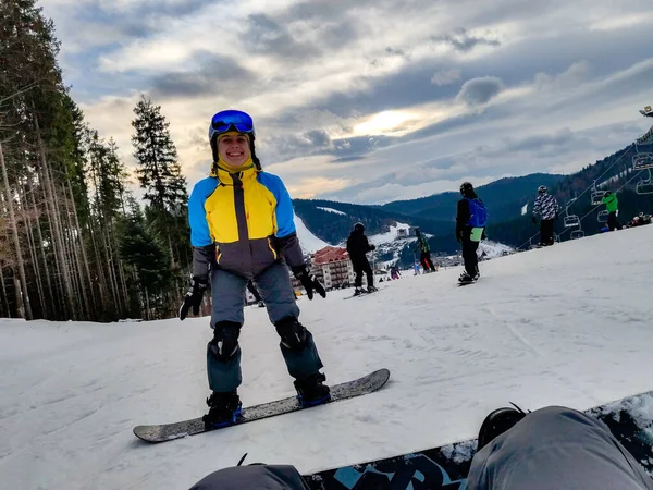 Homem Sentado Colina Nevada Com Snowboard Mulher Feliz Estação Esqui — Fotografia de Stock