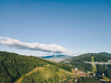 Ukrayna Karpatlar 'ındaki Bukovel' in panoramik görüntüsü. Boşluğu kopyala