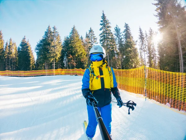 Kayakçı Kadın Fotokopi Alanının Yanından Geçerken Selfie Çekiyor — Stok fotoğraf