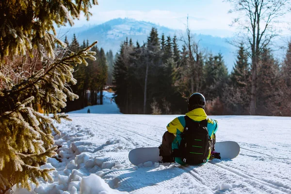 Muž Sedí Kopci Připraven Snowboarding Kopírovací Prostor — Stock fotografie