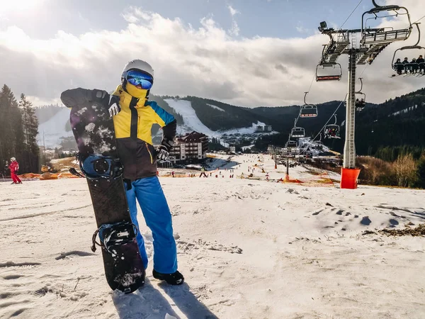 Femme Debout Station Ski Colline Avec Snowboard Activités Loisirs Hiver — Photo