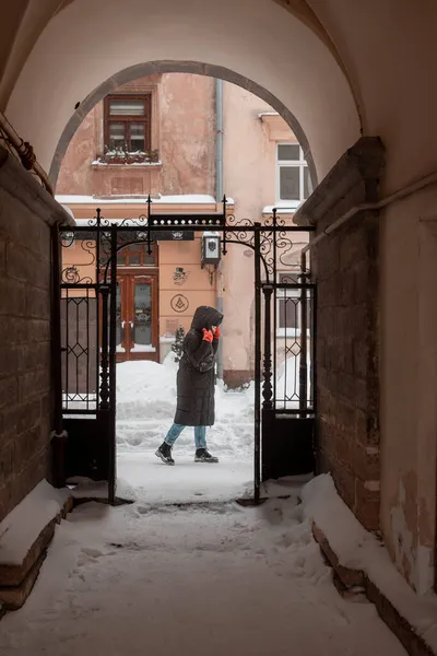 Mujer Abrigo Invierno Caminando Por Calle Ciudad Acera Después Tormenta — Foto de Stock