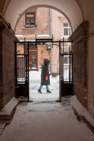 Žena Zimě Kabát Chůze Městě Ulici Chodník Sněhové Bouři — Stock fotografie