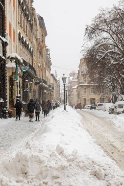 Lviv, Ukrayna - 12 Şubat 2021: Kar fırtınasından sonra şehir sokakları
