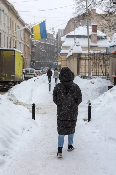 Vrouw Winterjas Wandelen Door Stad Straat Stoep Sneeuwstorm — Stockfoto