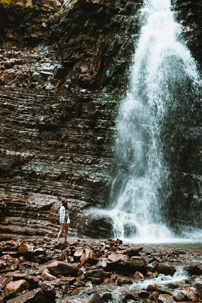 Reisende Genießt Blick Auf Wasserfall — Stockfoto