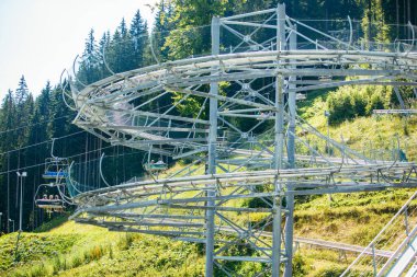 Dağlarda aşırı ilgi yaz seyahati konsepti