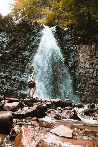 Mulher Viajante Apreciando Vista Espaço Cópia Cachoeira — Fotografia de Stock
