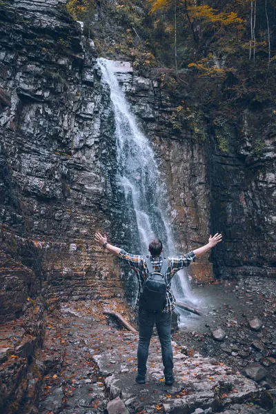 Hiker Man Looking Autumn Waterfall Copy Space — Stock Photo, Image