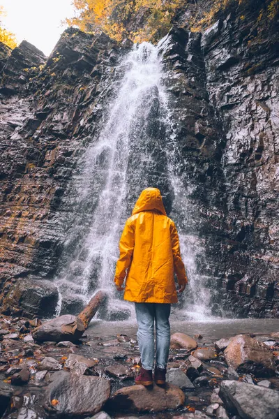 Жінка Жовтому Плащі Осінньому Водоспаді Концепція Пішохідного Туризму — стокове фото