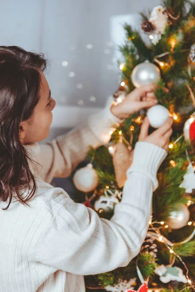 Mujer Posando Decoración Árbol Navidad — Foto de Stock