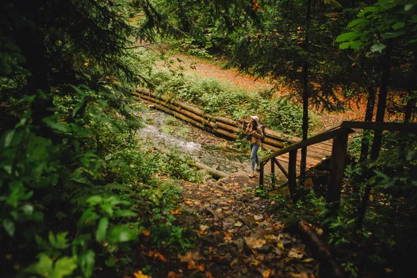 Улыбающаяся Туристка Идущая Осенней Лесной Дороге — стоковое фото