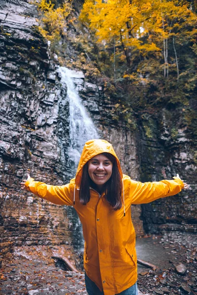 Retrato Mulher Capa Chuva Amarela Frente Conceito Caminhadas Cachoeira Outono — Fotografia de Stock