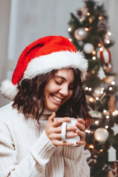 Jong Mooi Vrouw Zitten Buurt Van Kerstboom Drinken Kopje Koffie — Stockfoto