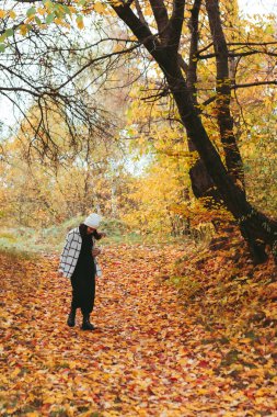 Mutlu kadın sonbahar kenti arka planda fotokopi alanı
