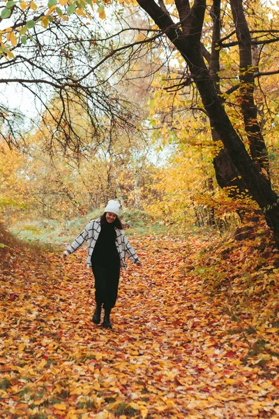 Feliz Mulher Outono Cidade Parque Cidade Fundo Cópia Espaço — Fotografia de Stock