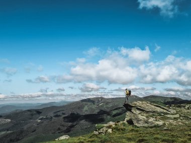 Dağlardaki genç yürüyüşçü. Yaz yürüyüşü yolu. Boşluğu kopyala.