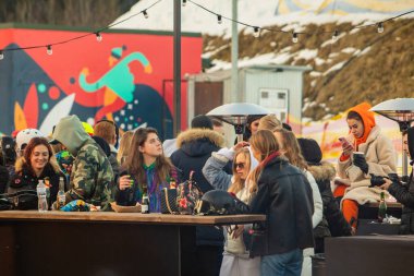 Snowboard gününden sonra insanlar partide dans ediyor. Kayak merkezi. Kış tatili atlas hafta sonu