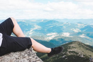 Bacaklar zirvenin tepesinde. En üstte. Boşluğu kopyala