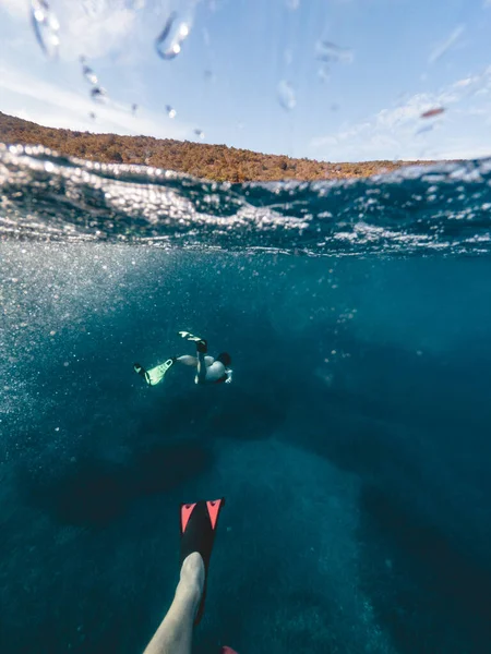 Para Pływanie Pod Wodą Maską Płetwy Nurkowe Morze Letnie Wakacje — Zdjęcie stockowe