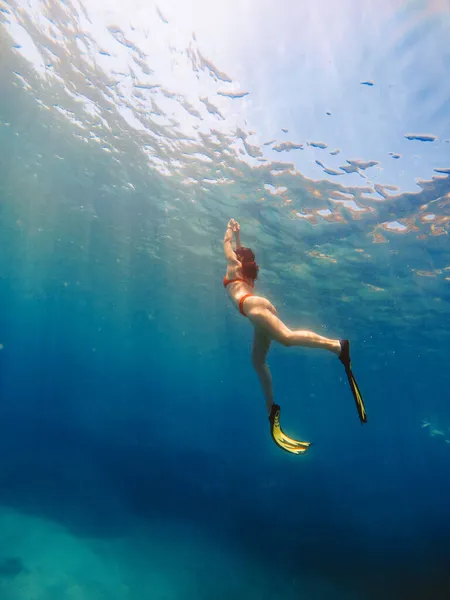 Mujer Sexy Nadando Bajo Agua Máscara Buceo Con Aletas Vacaciones — Foto de Stock