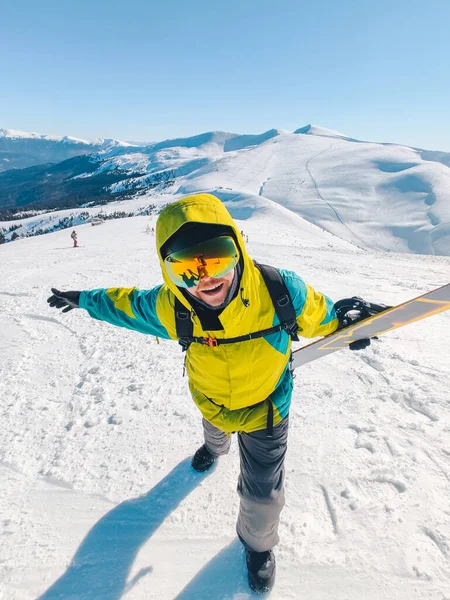 Mann Snowboarder Auf Dem Gipfel Der Berge Schöne Aussicht Hintergrund — Stockfoto