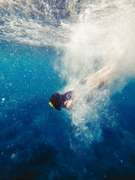 Mujer Sexy Nadando Bajo Agua Máscara Buceo Con Aletas Vacaciones —  Fotos de Stock