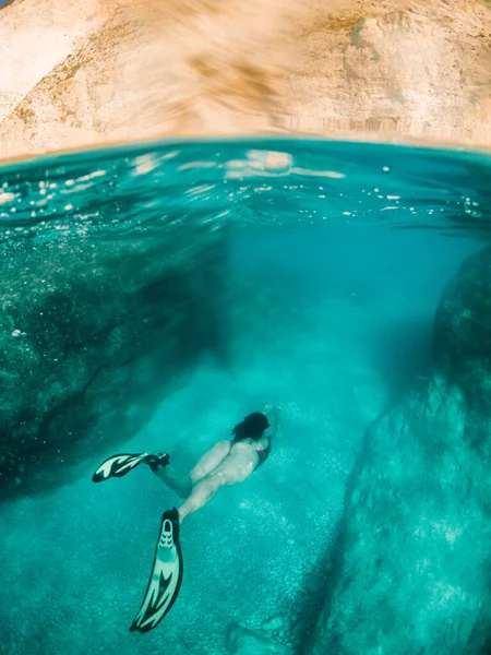 Sexy Vrouw Zwemmen Onderwater Duiken Masker Met Flippers Zomer Vakantie — Stockfoto