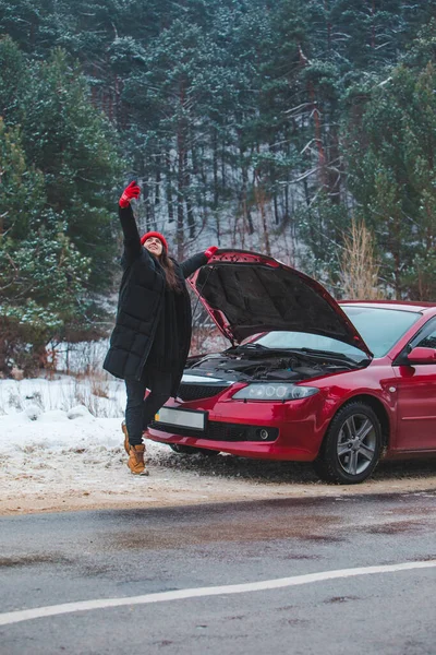 Γυναίκα Καλώντας Για Βοήθεια Σπασμένα Αυτοκίνητο Στο Χειμώνα Αυτοκινητόδρομο Σταμάτησε — Φωτογραφία Αρχείου