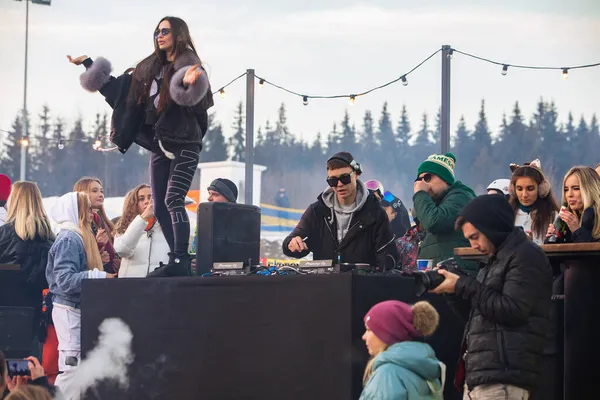 Folk Dansar Festen Efter Snowboarddagen Skidanläggning Vintersemester Atlas Helg — Stockfoto