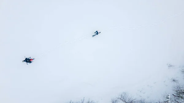 Vue Aérienne Des Skieurs Lors Randonnée Ski Montant Dans Espace — Photo