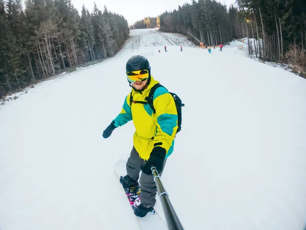 Homem Tomando Selfie Equitação Snowboard Cópia Espaço — Fotografia de Stock