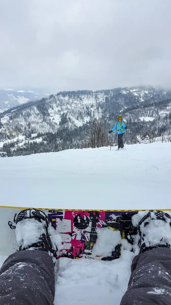 友人スキーヤーとスノーボーダーパウダーデーウクライナ カルパチア山脈 — ストック写真