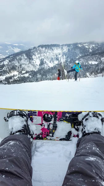 Amigos Esquiador Snowboarder Polvo Día Ucraniano Montañas Los Carpatos —  Fotos de Stock