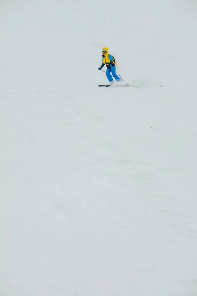 Sciatrice Donna Sulla Pista Sci Invernale Sport Estremi — Foto Stock