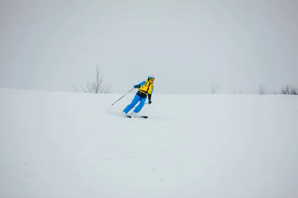 Женщины Лыжницы Горнолыжном Склоне — стоковое фото