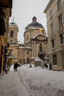 Lviv, Ukrayna - 12 Şubat 2021: Kar fırtınasından sonra şehir sokakları
