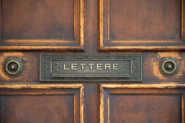 Old wooden door with letter box — Stock Photo, Image
