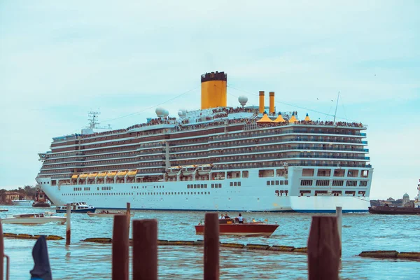 Uitzicht op cruise liner in City Bay — Stockfoto