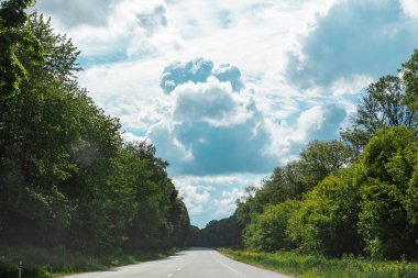 Yazın, bulutlu ve güneşli bir günde yarış pisti