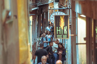 Venedik, İtalya - 25 Mayıs 2019: turistlerin aşırı kalabalık sıkı sokak