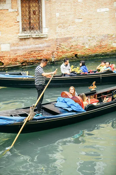 Venice, Italy - May 25, 2019: gandolas at venice canals summer time — Stock Photo, Image