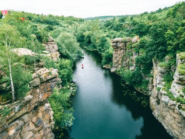 Nehirde yaz aylarında kanyon gezilerinde kano manzarası