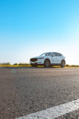 Gün batımında yol kenarında SUV vagonu kopyalama alanı