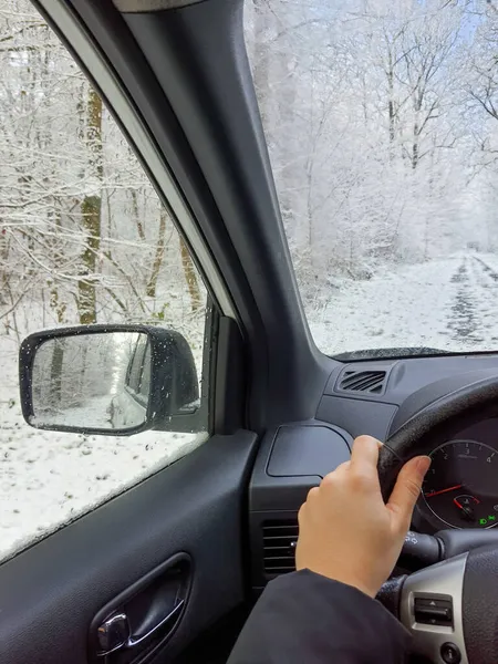 Autofahrt Auf Zugefrorener Straße Wald — Stockfoto