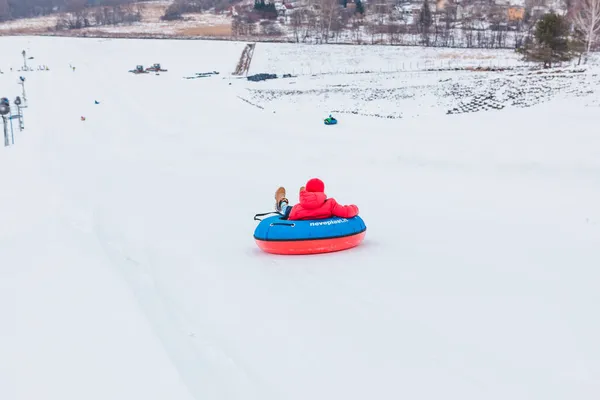 Leute Fahren Snowtubing Winterpark Kopierplatz — Stockfoto