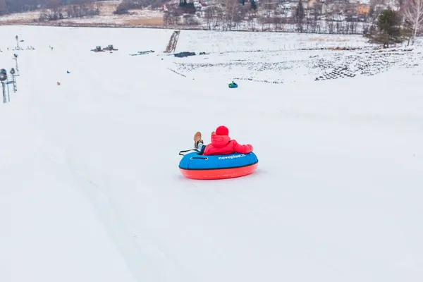 Personnes Chevauchant Des Tubes Neige Espace Copie Parc Hiver — Photo