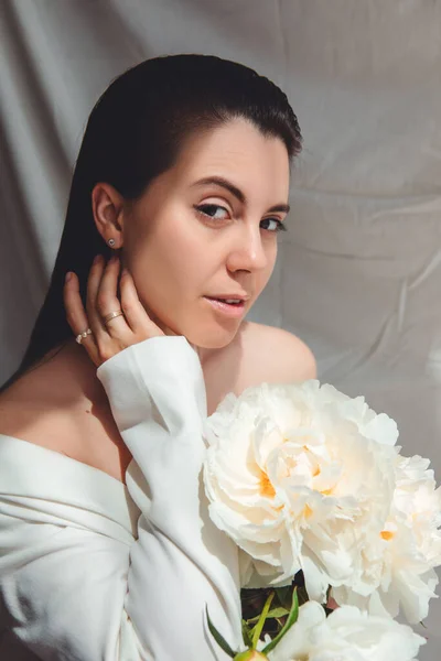 Hermosa Mujer Impresionante Con Flores Peonías Cerca — Foto de Stock